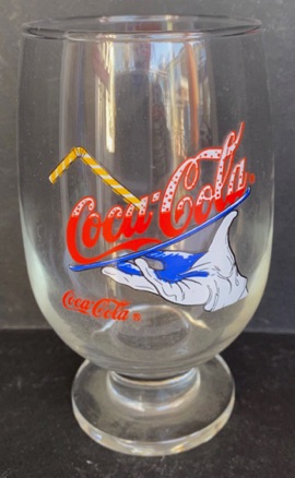 311002-1 € 4,00 coca cola glas met voet afb dienblad met hand D6,5 H 13 cm.jpeg